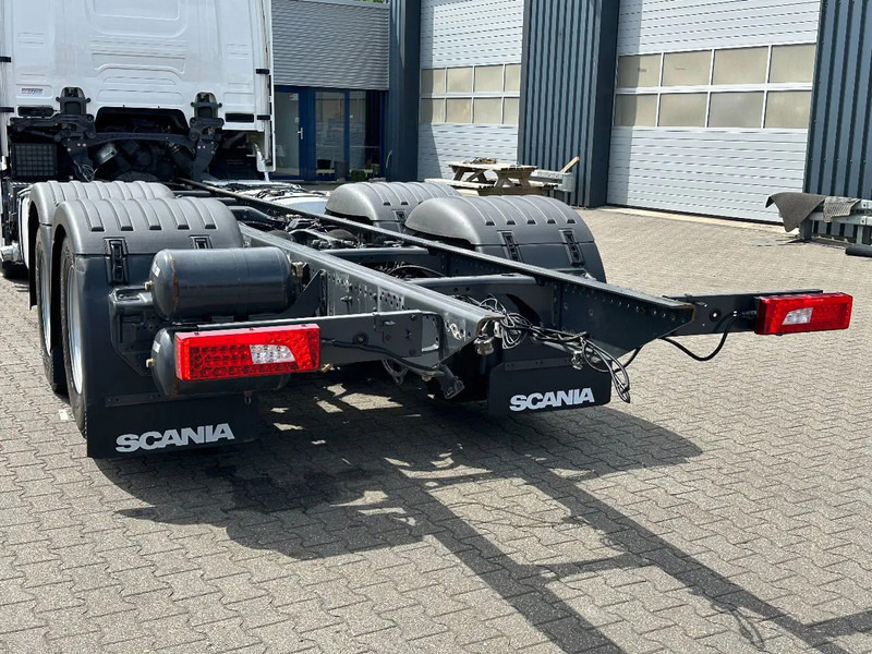 Scania R660 V8 6x4 or 6x2 Chassis with Lift-Axle / Retarder / Wb 4.75 / Full Air - Fahrgestell LKW: das Bild 5 Scania R660 V8 6x4 or 6x2 Chassis with Lift-Axle / Retarder / Wb 4.75 / Full Air - Fahrgestell LKW: das Bild 5
