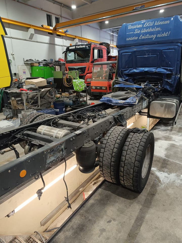 Fahrgestell LKW Iveco 110EL25 Unfallchassis ohne Motor/Getriebe: das Bild 11