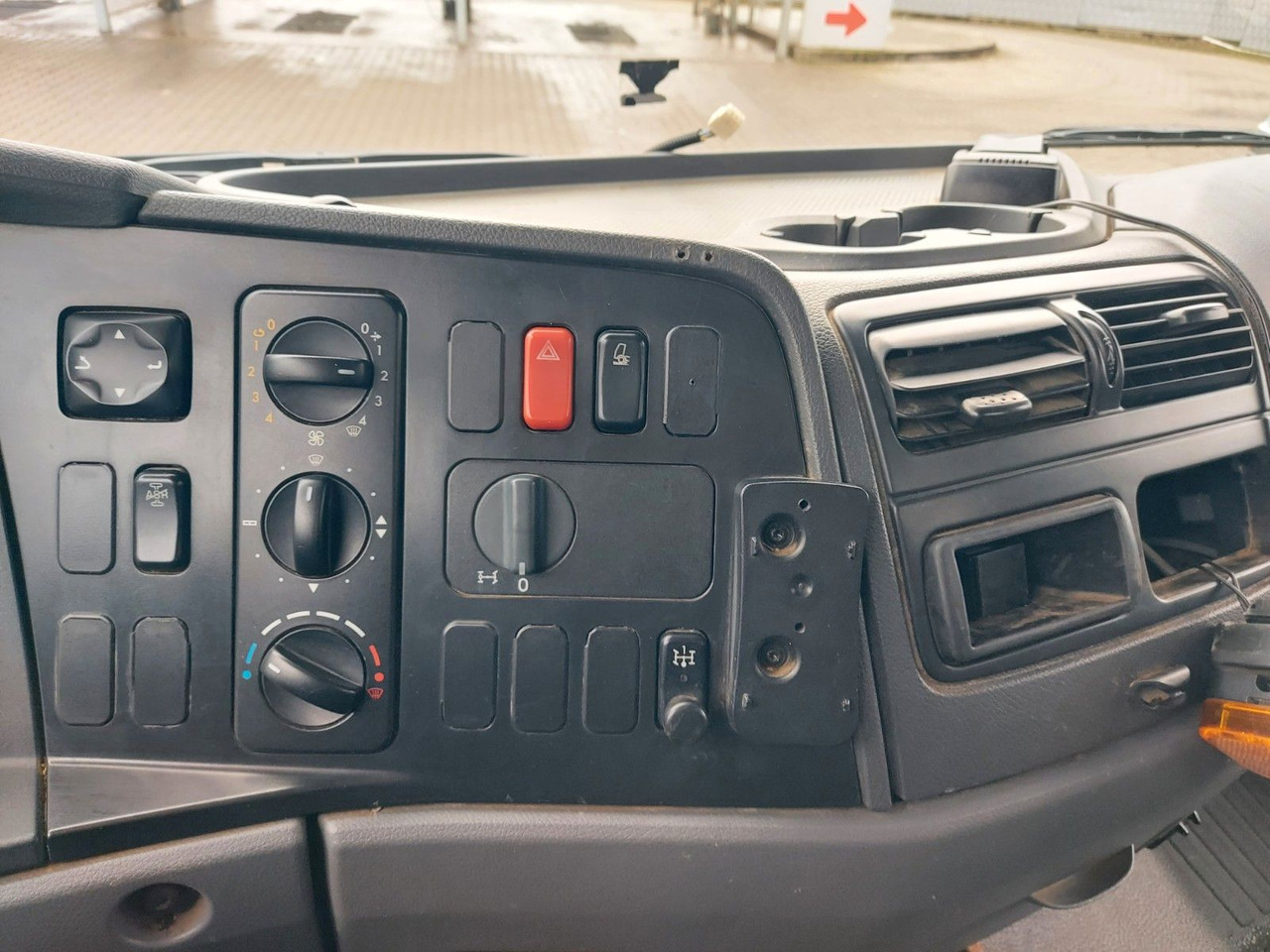 Kipper, Autokran Mercedes-Benz Atego 2 4-Zyl. 4x2 918 4x2 MEILLER HIAB066 Kran: das Bild 26 Kipper, Autokran Mercedes-Benz Atego 2 4-Zyl. 4x2 918 4x2 MEILLER HIAB066 Kran: das Bild 26