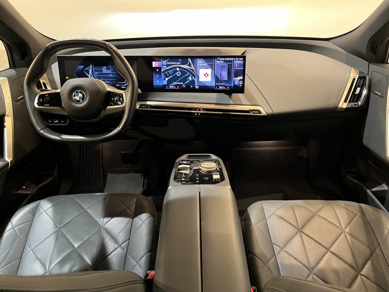 BMW iX xDrive40 High Executive 77 kWh / Luchtvering / Pano / Harman Kardon / Trekhaak / Sportpakket / 27.750 KM !! - SUV/ Geländewagen: das Bild 2 BMW iX xDrive40 High Executive 77 kWh / Luchtvering / Pano / Harman Kardon / Trekhaak / Sportpakket / 27.750 KM !! - SUV/ Geländewagen: das Bild 2