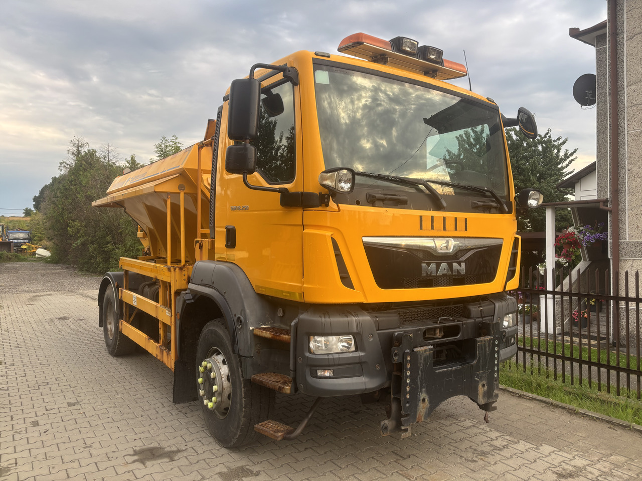 MAN TGM 18.250 4X4BB GRITTER/SPREADER/PLOUGH - Schneeräumfahrzeug: das Bild 4 MAN TGM 18.250 4X4BB GRITTER/SPREADER/PLOUGH - Schneeräumfahrzeug: das Bild 4