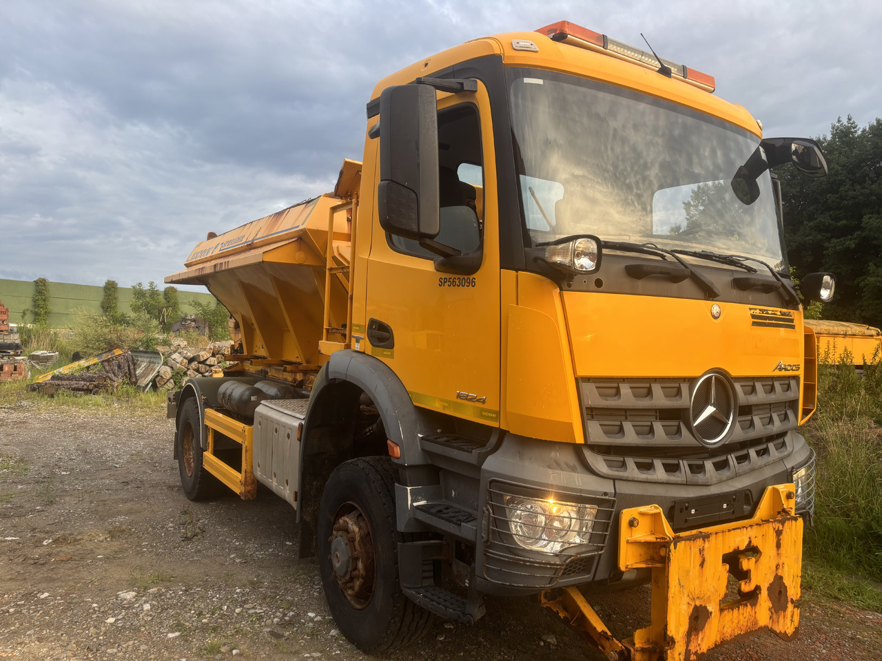 Mercedes AROCS 1824 4X4 GRITTER/SPREADER/PLOUGH - Schneeräumfahrzeug: das Bild 3 Mercedes AROCS 1824 4X4 GRITTER/SPREADER/PLOUGH - Schneeräumfahrzeug: das Bild 3