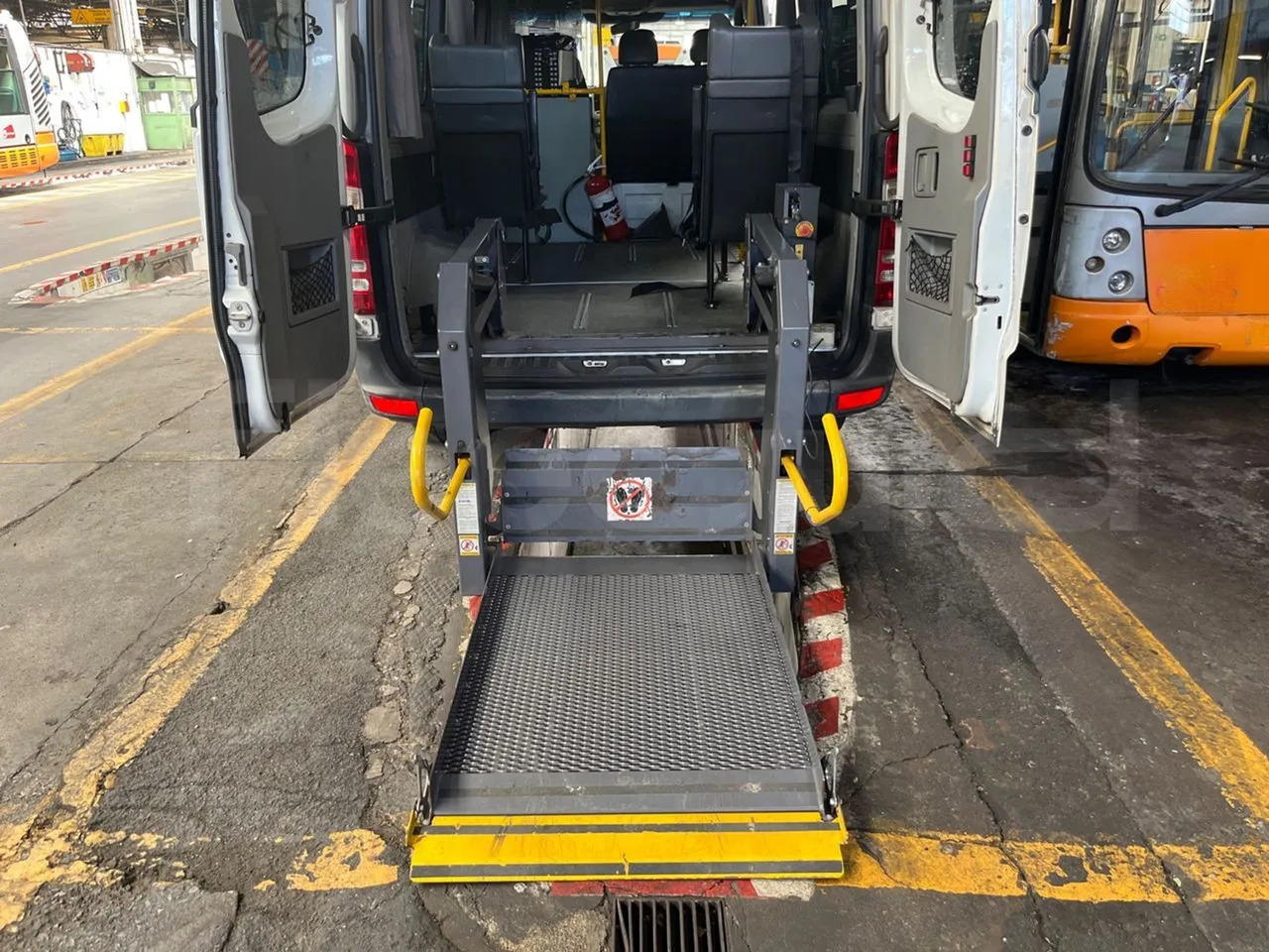 Kleinbus, Personentransporter Mercedes-Benz Sprinter: das Bild 15