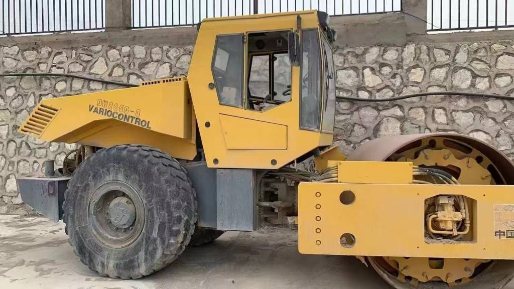 Bomag bw225d-3 - Straßenwalze: das Bild 1 Bomag bw225d-3 - Straßenwalze: das Bild 1