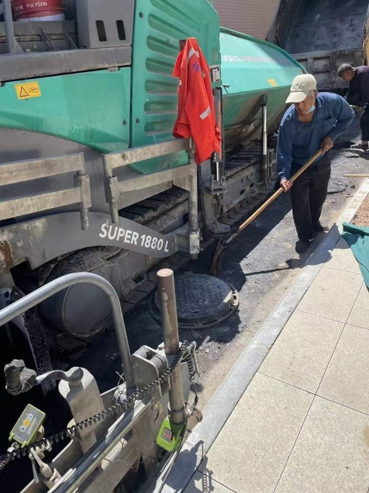 Vögele Super 1880L - Asphaltfertiger/ Straßenfertiger: das Bild 2 Vögele Super 1880L - Asphaltfertiger/ Straßenfertiger: das Bild 2