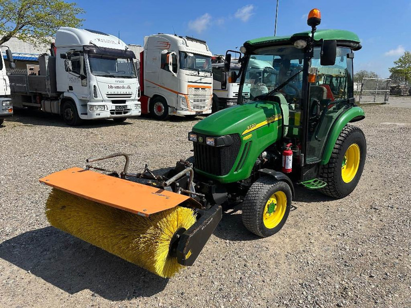 John Deere 3720 M/ Hydraulisk kost - Kleintraktor: das Bild 1 John Deere 3720 M/ Hydraulisk kost - Kleintraktor: das Bild 1
