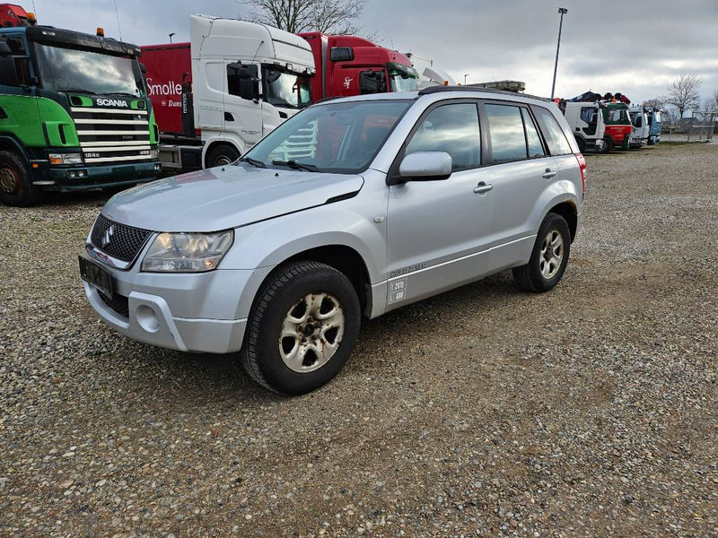 Suzuki Grand Vitara 2,0 GLX aut. Van 5d - PKW: das Bild 1 Suzuki Grand Vitara 2,0 GLX aut. Van 5d - PKW: das Bild 1