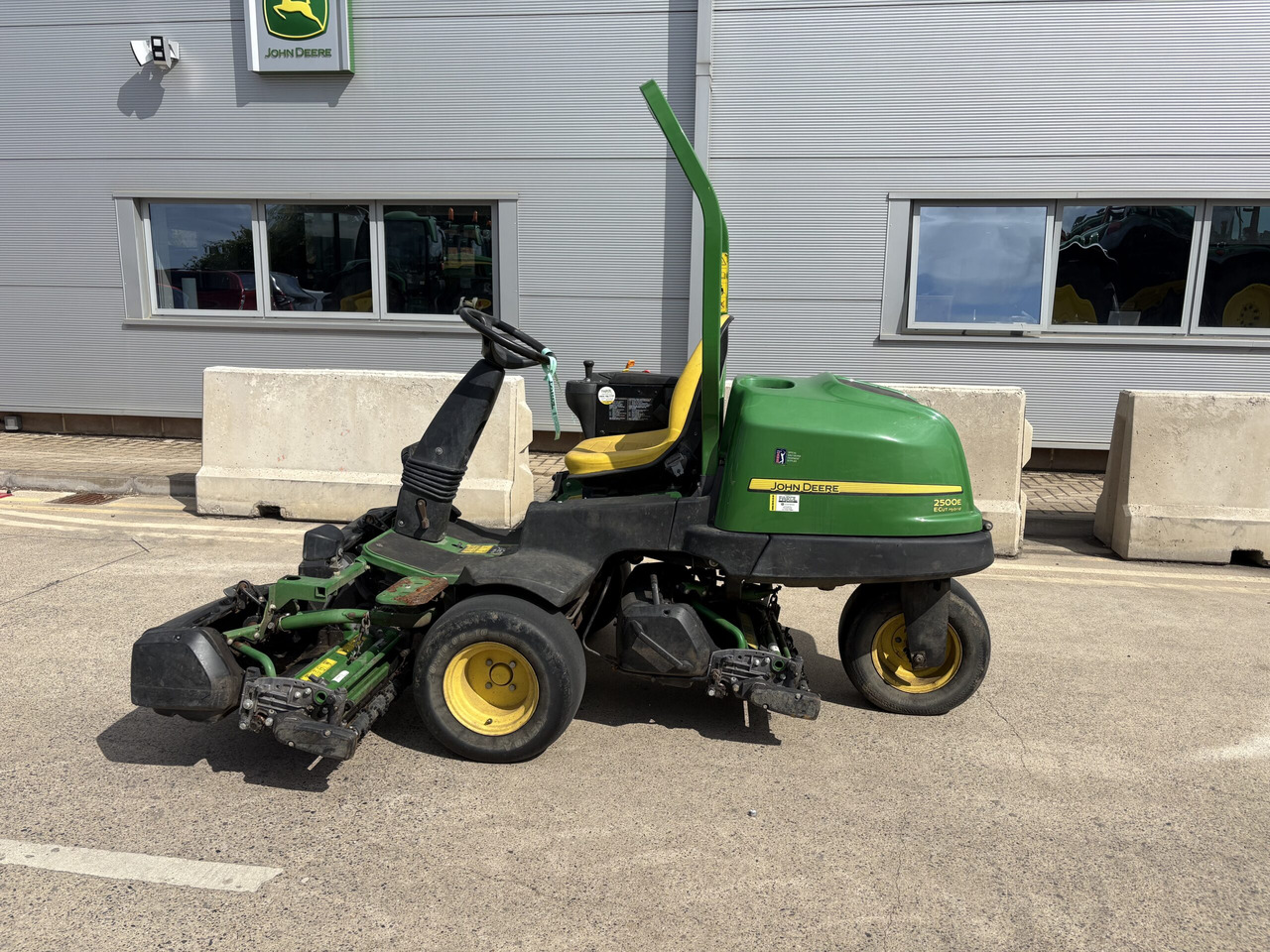 John Deere 2500E Greens Triple - Rasenmäher: das Bild 1 John Deere 2500E Greens Triple - Rasenmäher: das Bild 1