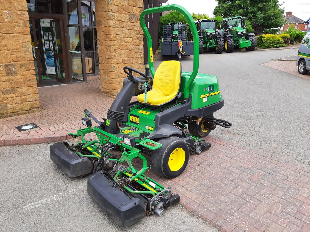 John Deere 2500E Greens triple mower - Rasenmäher: das Bild 1 John Deere 2500E Greens triple mower - Rasenmäher: das Bild 1
