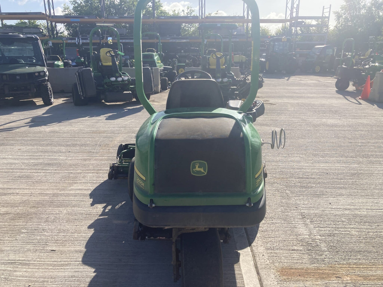John Deere 2500EH greens triple mower - Rasenmäher: das Bild 4 John Deere 2500EH greens triple mower - Rasenmäher: das Bild 4