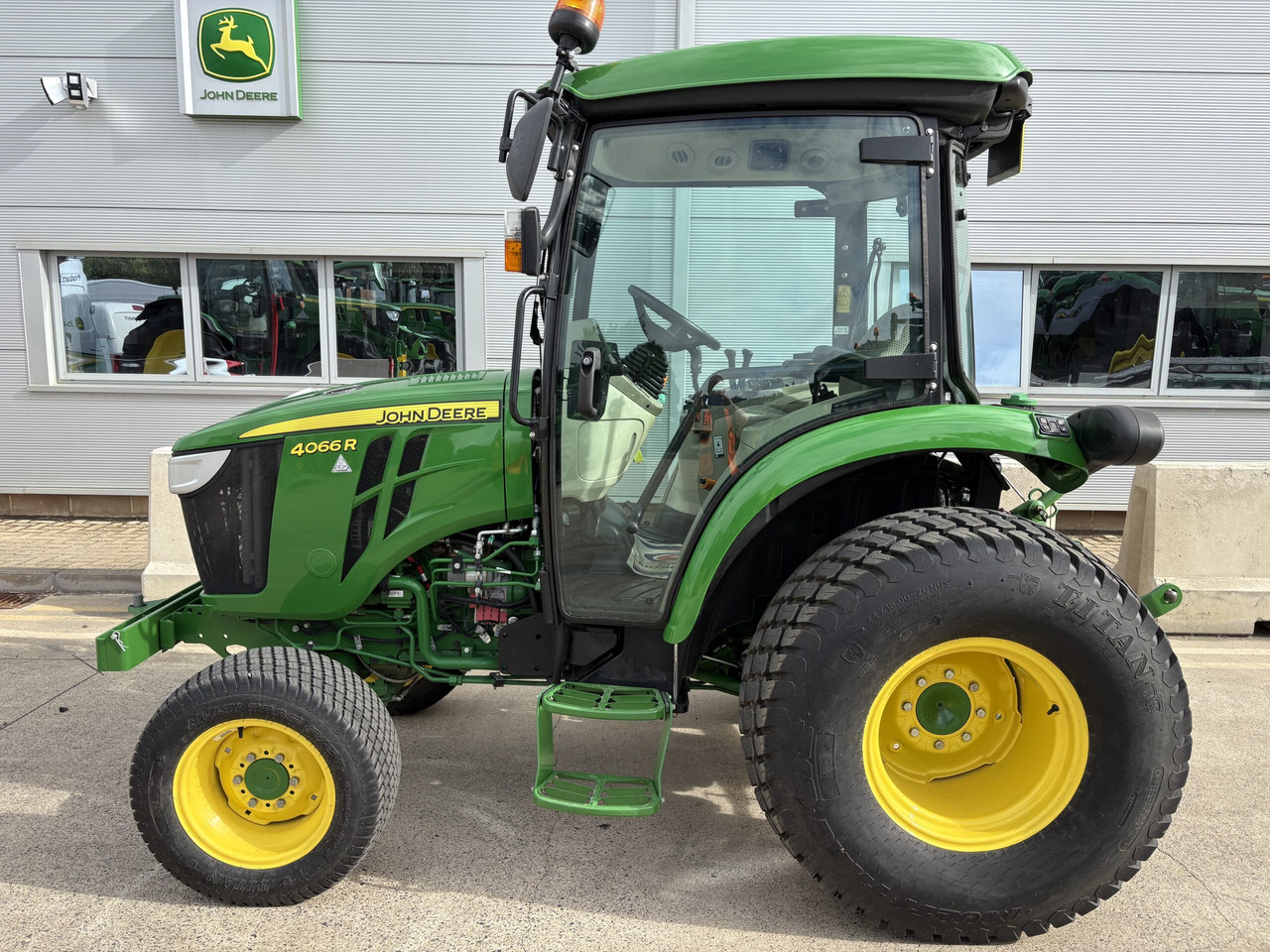 John Deere 4066R Compact Tractor - Kleintraktor: das Bild 1 John Deere 4066R Compact Tractor - Kleintraktor: das Bild 1