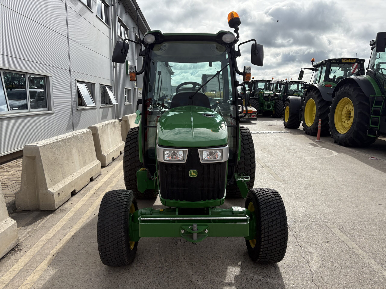 John Deere 4066R Compact Tractor - Kleintraktor: das Bild 2 John Deere 4066R Compact Tractor - Kleintraktor: das Bild 2