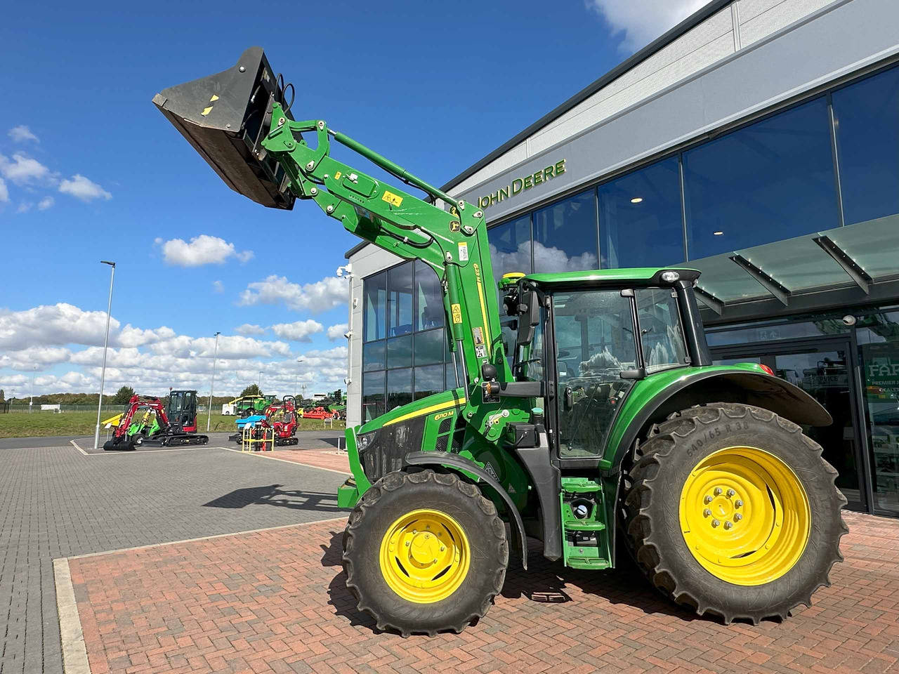 John Deere 6110M + 623M - Traktor: das Bild 2 John Deere 6110M + 623M - Traktor: das Bild 2