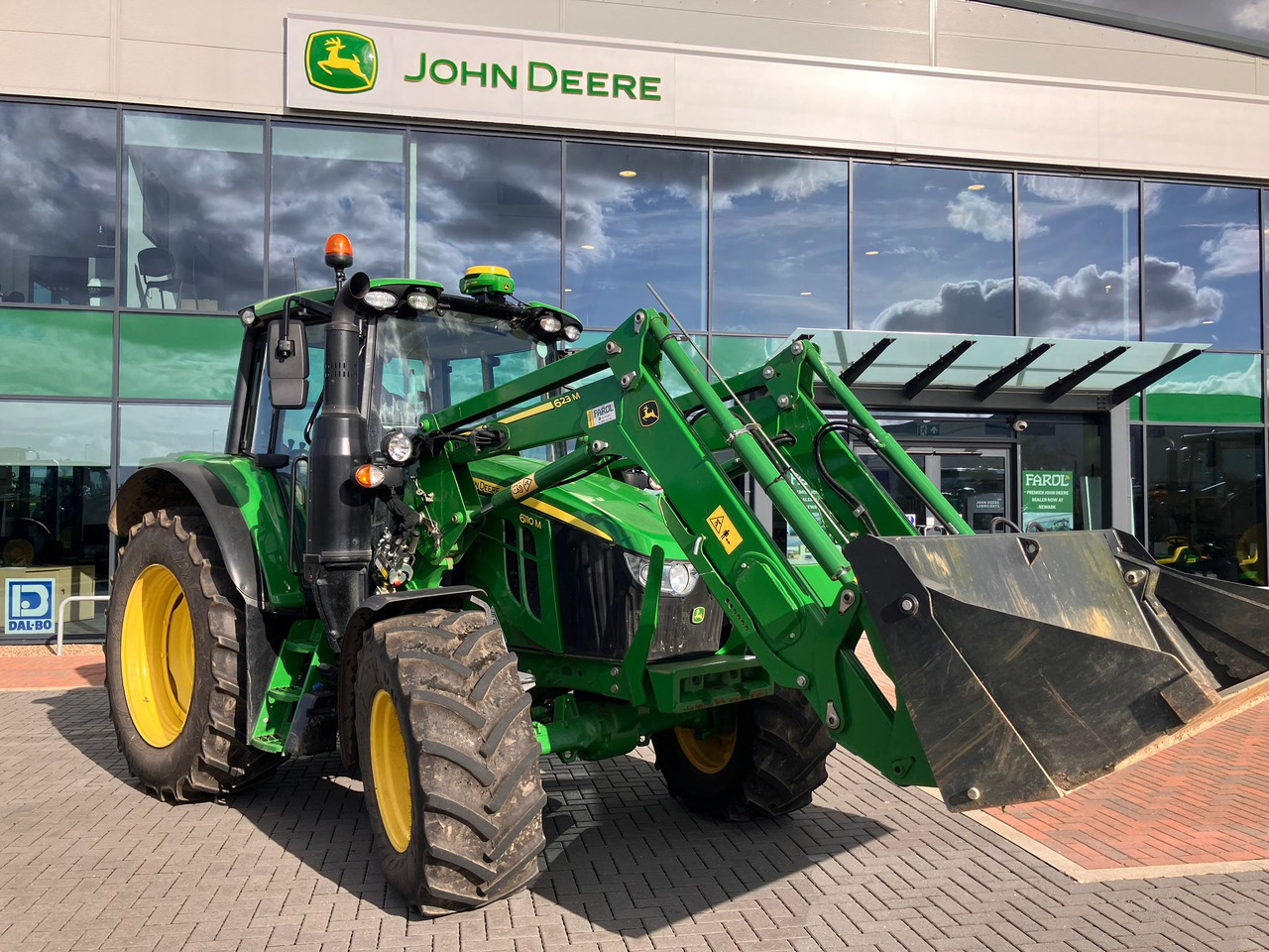 Traktor John Deere 6110M + 623M: das Bild 1