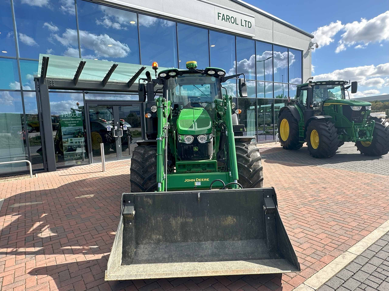 John Deere 6110M + 623M - Traktor: das Bild 4 John Deere 6110M + 623M - Traktor: das Bild 4