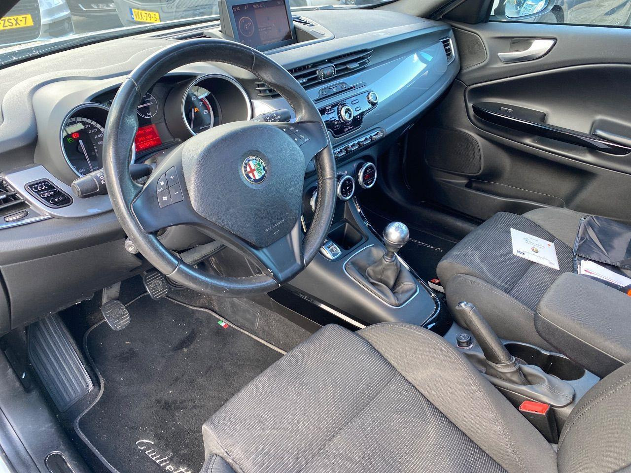 Alfa Romeo Giulietta 1.4 T Distinctive | 2011 | 200.056 km | 66SKD4 | NAP: Logisch - Schrägheck: das Bild 5 Alfa Romeo Giulietta 1.4 T Distinctive | 2011 | 200.056 km | 66SKD4 | NAP: Logisch - Schrägheck: das Bild 5