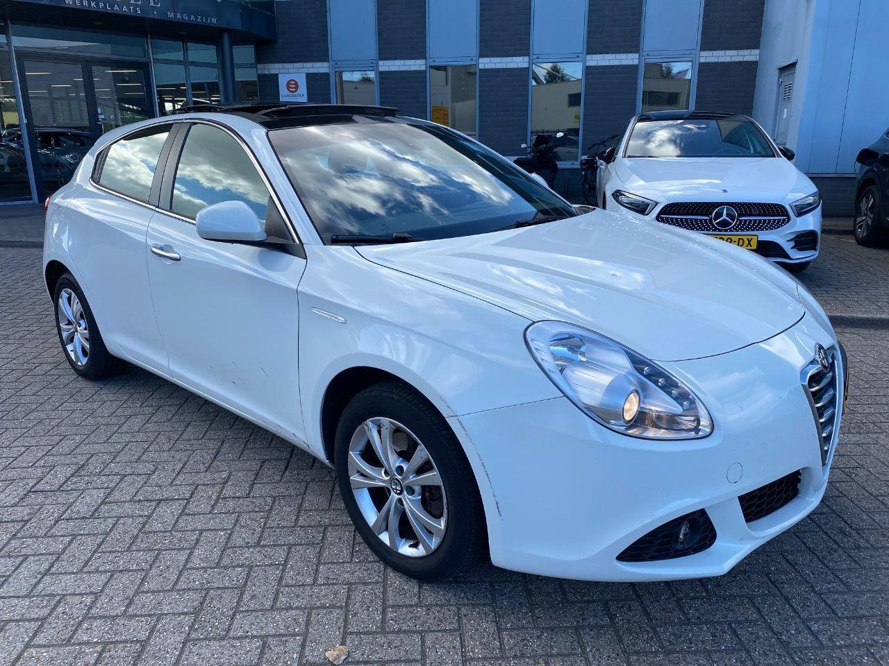 Alfa Romeo Giulietta 1.4 T Distinctive | 2011 | 200.056 km | 66SKD4 | NAP: Logisch - Schrägheck: das Bild 2 Alfa Romeo Giulietta 1.4 T Distinctive | 2011 | 200.056 km | 66SKD4 | NAP: Logisch - Schrägheck: das Bild 2