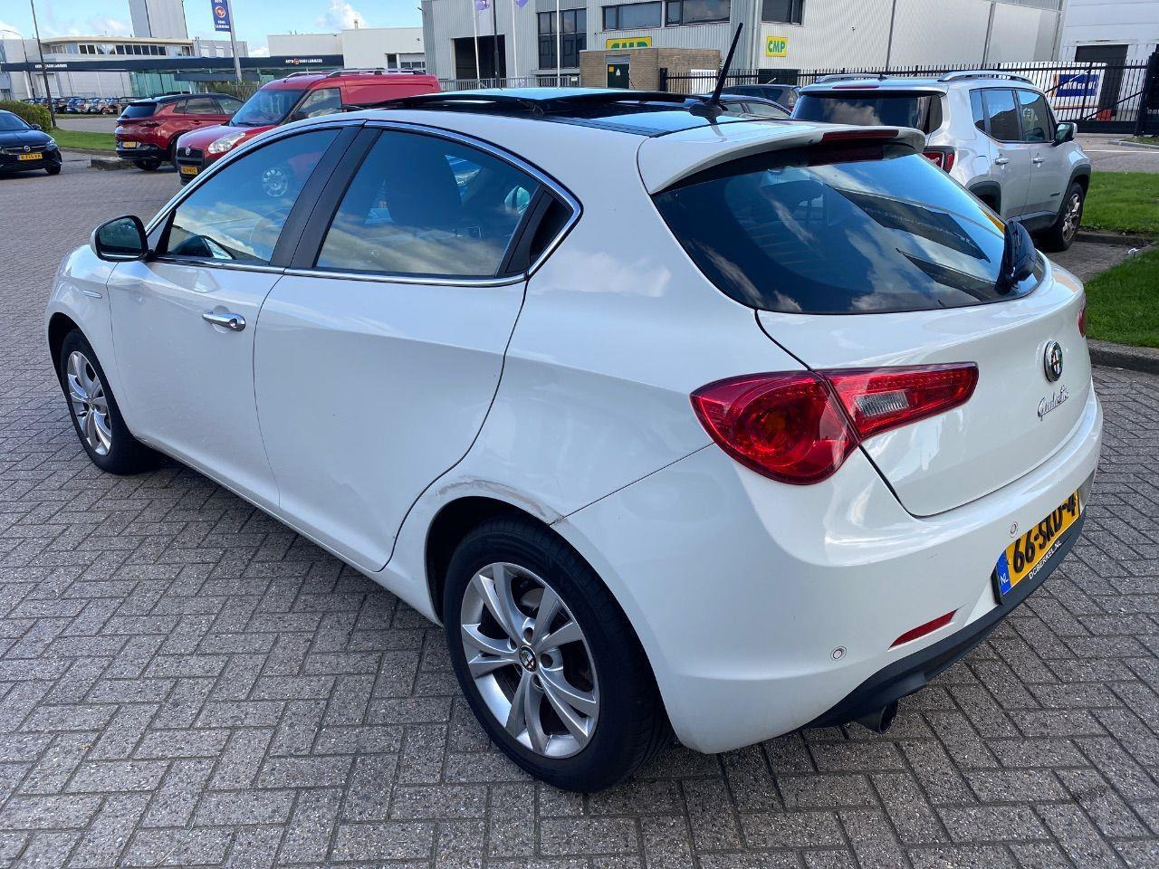 Alfa Romeo Giulietta 1.4 T Distinctive | 2011 | 200.056 km | 66SKD4 | NAP: Logisch - Schrägheck: das Bild 3 Alfa Romeo Giulietta 1.4 T Distinctive | 2011 | 200.056 km | 66SKD4 | NAP: Logisch - Schrägheck: das Bild 3