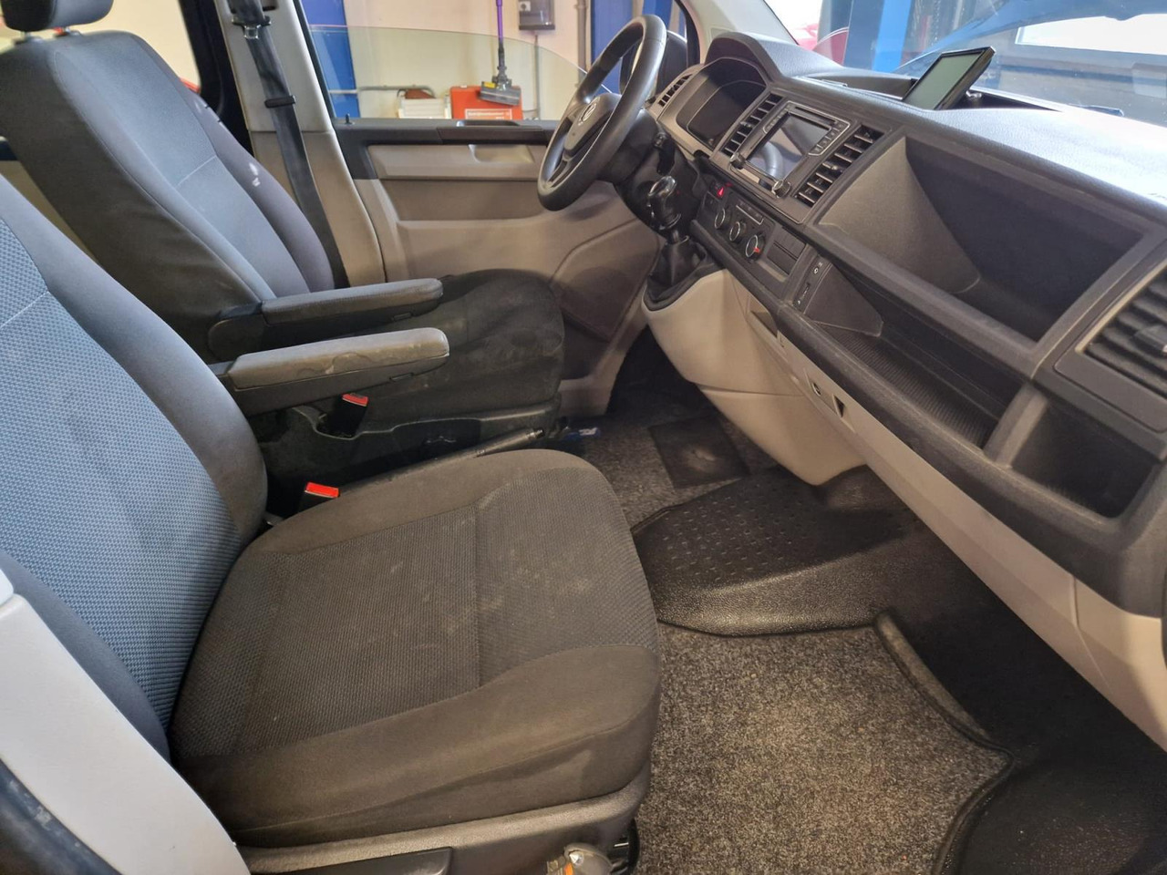 Volkswagen | Transporter | 2.0 TDI L1H1 DC Highline | 2018 | 251.292 km | V731RR | Logisch - Andere Technik: das Bild 2 Volkswagen | Transporter | 2.0 TDI L1H1 DC Highline | 2018 | 251.292 km | V731RR | Logisch - Andere Technik: das Bild 2