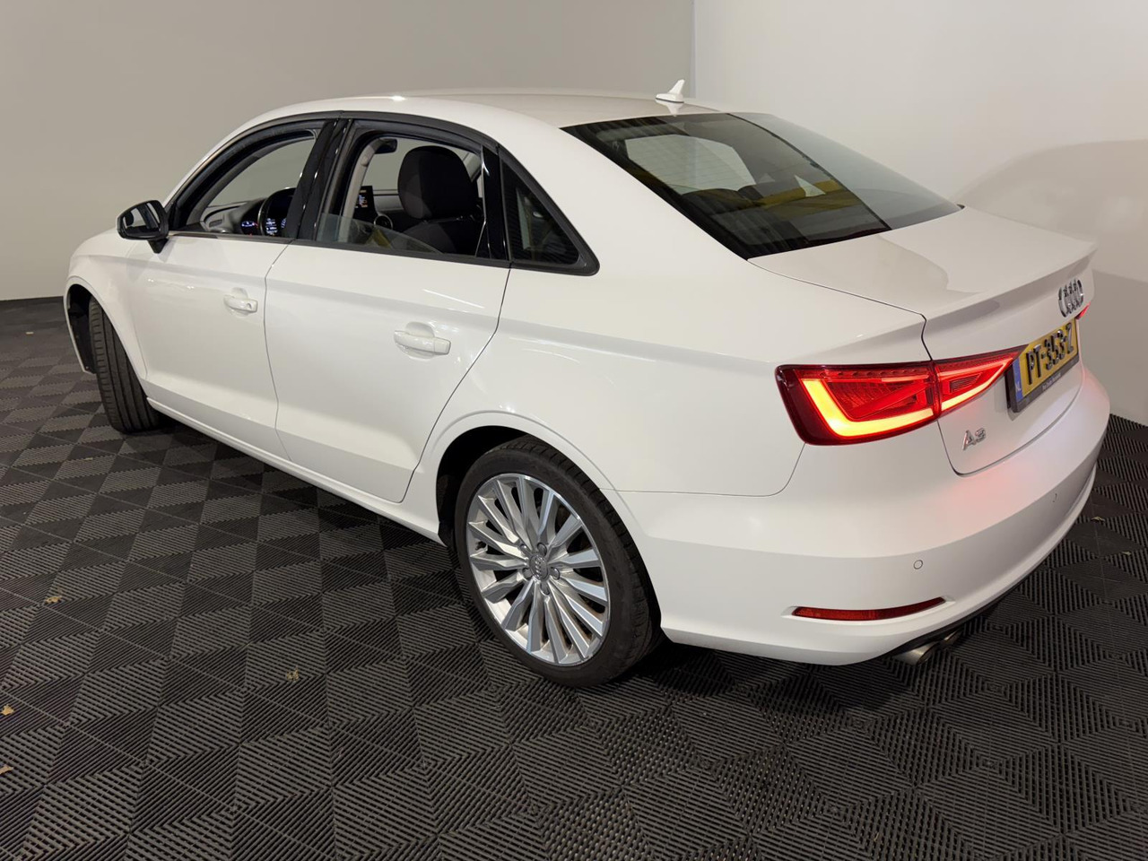 Audi | A3 Limousine | 1.4 TFSI Attraction Pro Line Plus Automaat | 2016 | 256.538 km | PT353Z | Geen oordeel - Limousine: das Bild 4 Audi | A3 Limousine | 1.4 TFSI Attraction Pro Line Plus Automaat | 2016 | 256.538 km | PT353Z | Geen oordeel - Limousine: das Bild 4