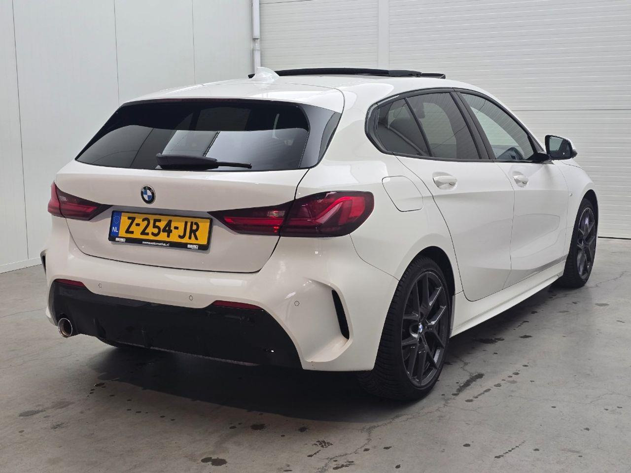 BMW 1 - serie 118i High Executive M-Sport | 2020 | 90.496 km | Automaat | Z254JR | NAP: Geen oordeel - Schrägheck: das Bild 4 BMW 1 - serie 118i High Executive M-Sport | 2020 | 90.496 km | Automaat | Z254JR | NAP: Geen oordeel - Schrägheck: das Bild 4