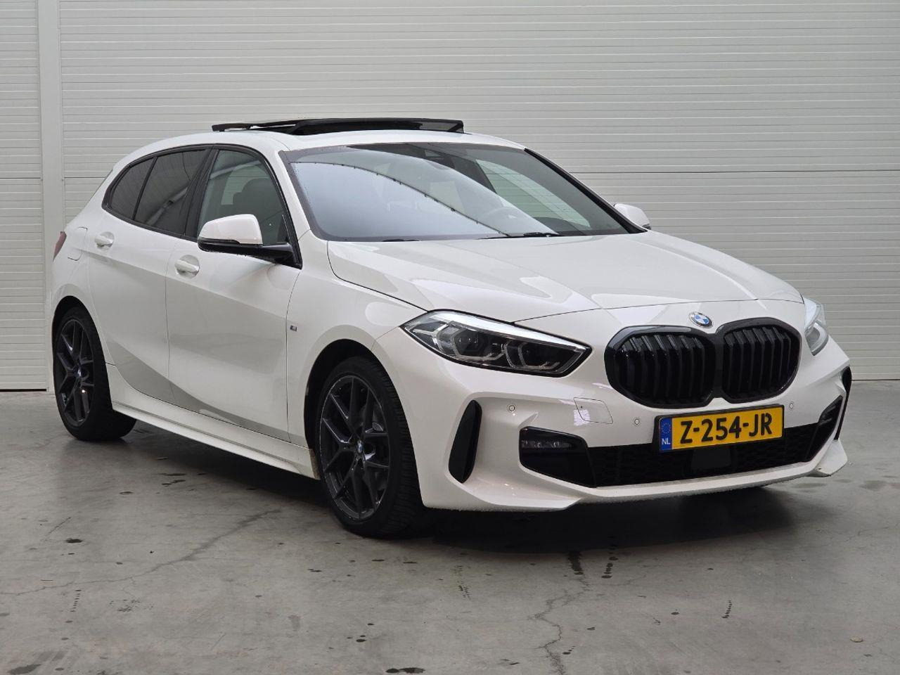 BMW 1 - serie 118i High Executive M-Sport | 2020 | 90.496 km | Automaat | Z254JR | NAP: Geen oordeel - Schrägheck: das Bild 2 BMW 1 - serie 118i High Executive M-Sport | 2020 | 90.496 km | Automaat | Z254JR | NAP: Geen oordeel - Schrägheck: das Bild 2