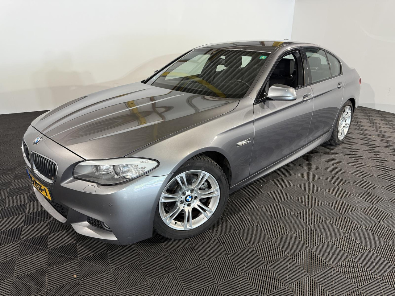 BMW | 5-serie | 520i High Executive | 2013 | 218.545 km | 46ZSF1 | Logisch - Limousine: das Bild 1 BMW | 5-serie | 520i High Executive | 2013 | 218.545 km | 46ZSF1 | Logisch - Limousine: das Bild 1