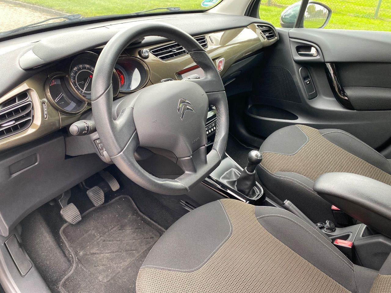 Citroen C3 1.2 VTi Collection | 2012 | 66.290 km | 57ZFL1 | NAP: Logisch - Schrägheck: das Bild 5 Citroen C3 1.2 VTi Collection | 2012 | 66.290 km | 57ZFL1 | NAP: Logisch - Schrägheck: das Bild 5