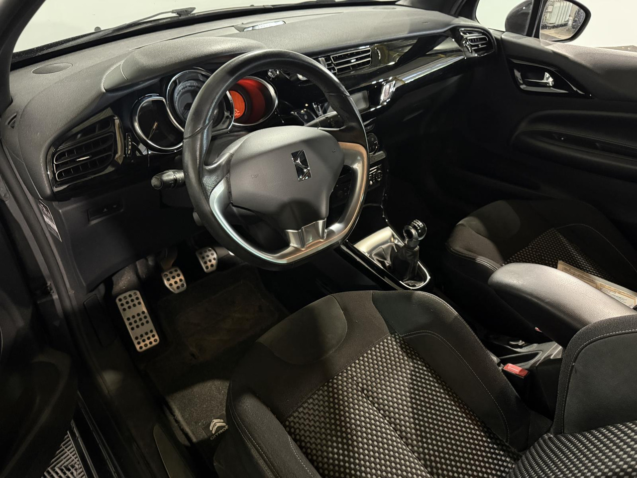 Citroen DS3 1.6 e-HDi So Chic | 2012 | 277.448 km | 14-XLR-7 - Schrägheck: das Bild 4 Citroen DS3 1.6 e-HDi So Chic | 2012 | 277.448 km | 14-XLR-7 - Schrägheck: das Bild 4