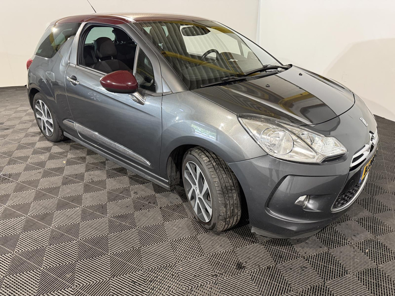 Citroen DS3 1.6 e-HDi So Chic | 2012 | 277.448 km | 14-XLR-7 - Schrägheck: das Bild 3 Citroen DS3 1.6 e-HDi So Chic | 2012 | 277.448 km | 14-XLR-7 - Schrägheck: das Bild 3