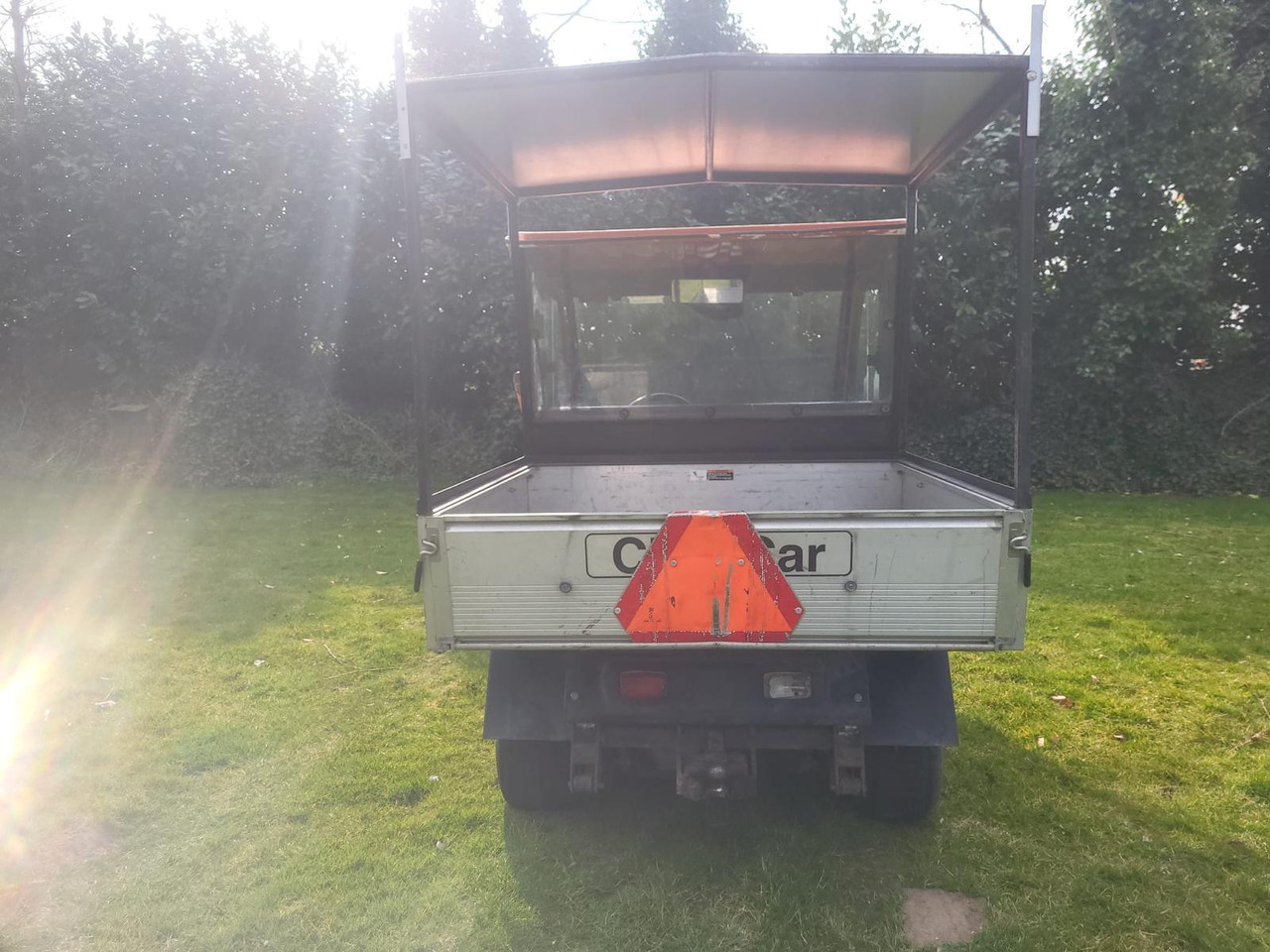 Club Car Carryall Turf 2 – Bouwjaar 2009 – Elektrisch – Met dichte cabine en elektrische kiepbak – Marge-kavel - Golfmobil: das Bild 4 Club Car Carryall Turf 2 – Bouwjaar 2009 – Elektrisch – Met dichte cabine en elektrische kiepbak – Marge-kavel - Golfmobil: das Bild 4