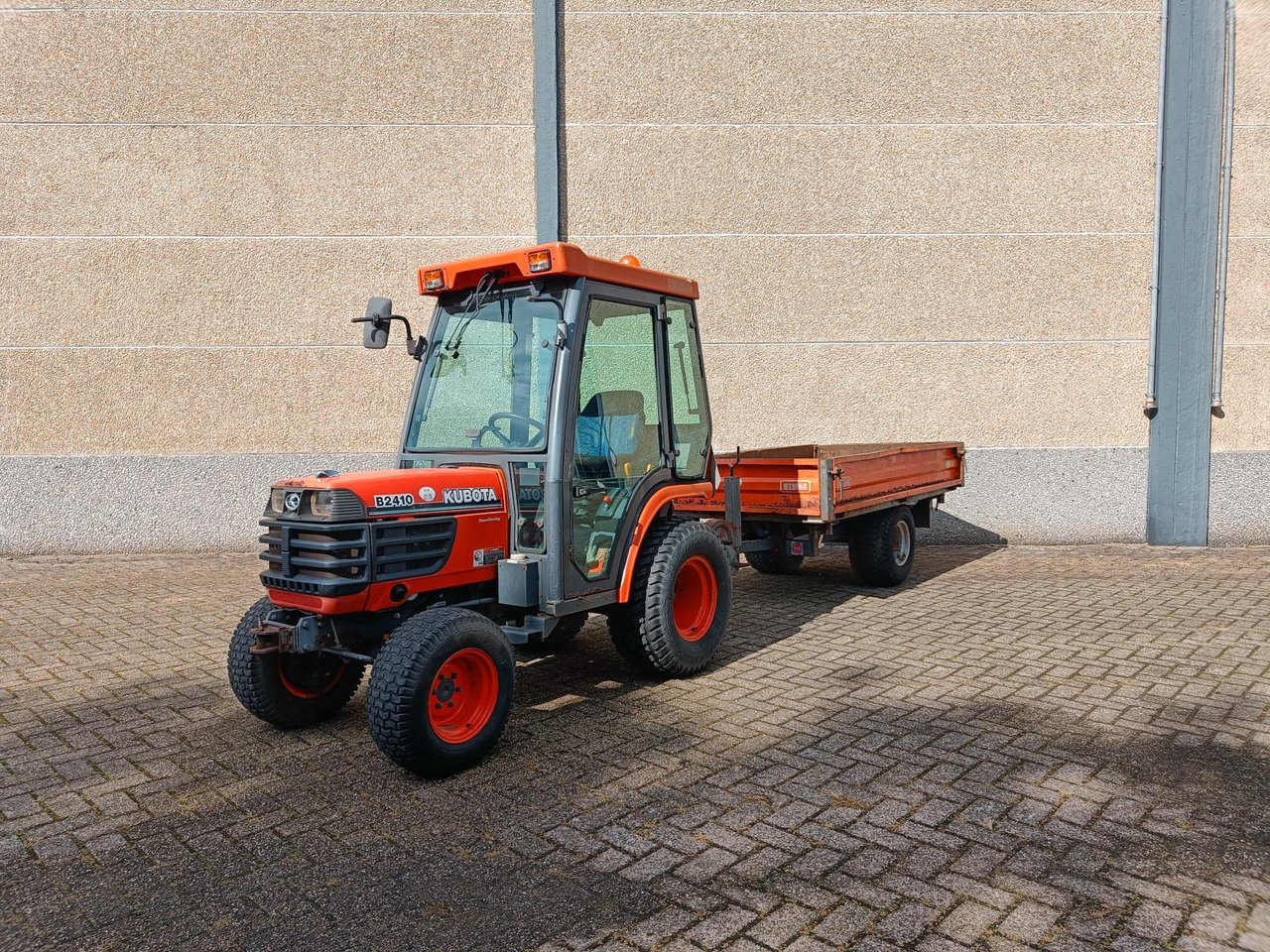 Traktor Kubota B2410 met Nimos Kipper: das Bild 1