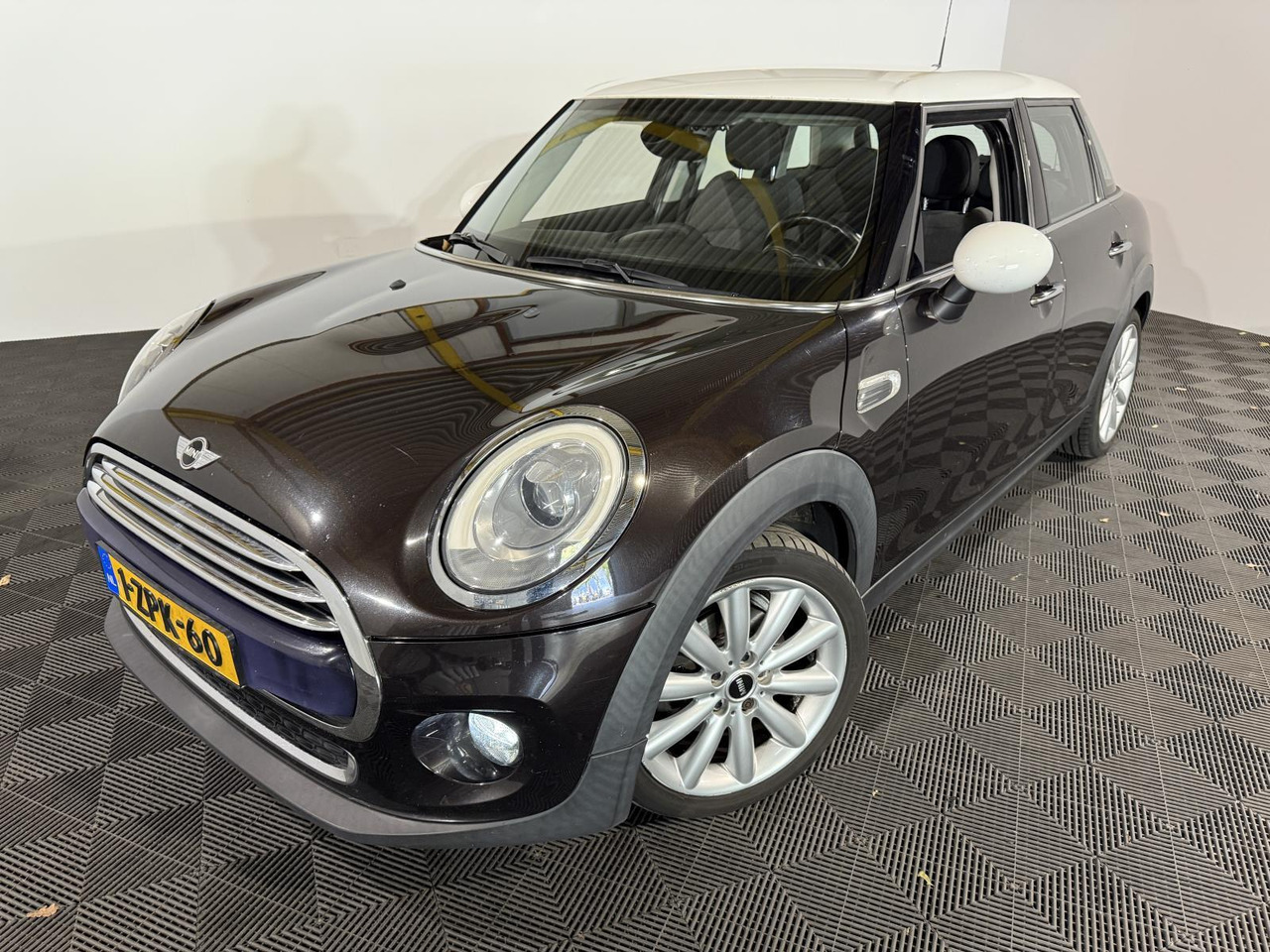 Mini | Mini | 1.5 Cooper Chili Business | 2015 | 201.355 km | 1ZPK60 | Logisch - Schrägheck: das Bild 1 Mini | Mini | 1.5 Cooper Chili Business | 2015 | 201.355 km | 1ZPK60 | Logisch - Schrägheck: das Bild 1