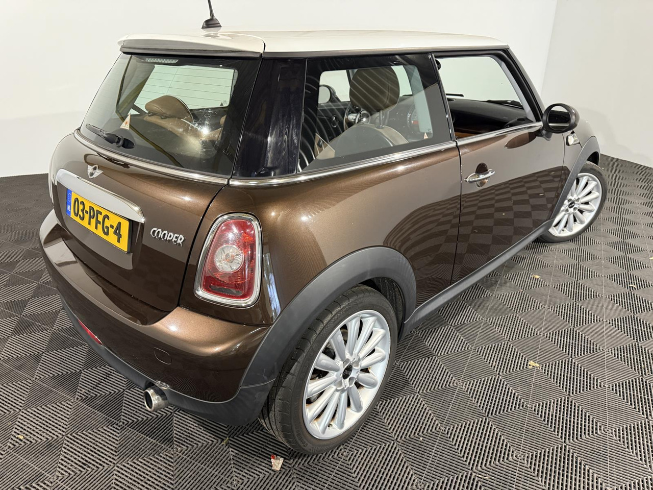 Mini | Mini | 1.6 Cooper Mayfair | 2011 | 199.566 km | 03PFG4 | Logisch - Schrägheck: das Bild 4 Mini | Mini | 1.6 Cooper Mayfair | 2011 | 199.566 km | 03PFG4 | Logisch - Schrägheck: das Bild 4