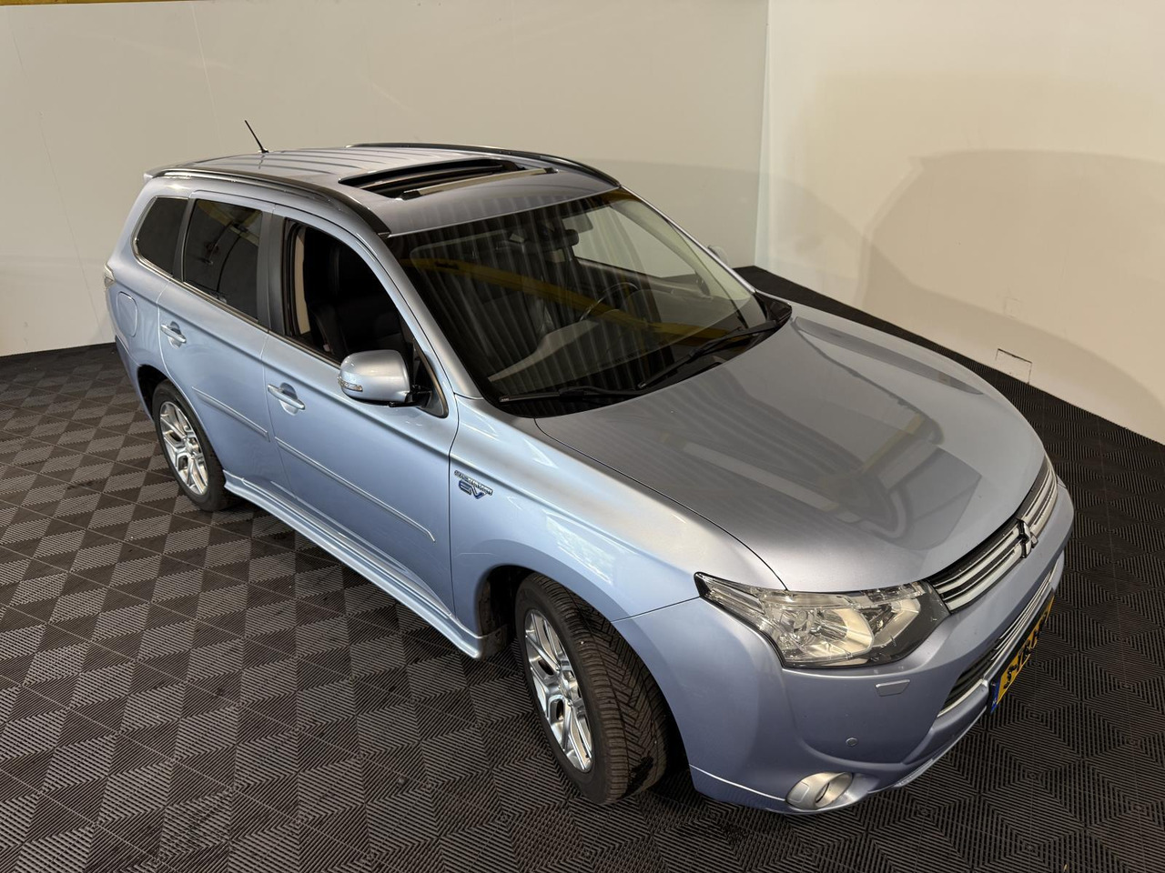 Mitsubishi Outlander 2.0 PHEV Instyle |2013 | 268.145 km | 3-TBJ-10 - SUV/ Geländewagen: das Bild 2 Mitsubishi Outlander 2.0 PHEV Instyle |2013 | 268.145 km | 3-TBJ-10 - SUV/ Geländewagen: das Bild 2