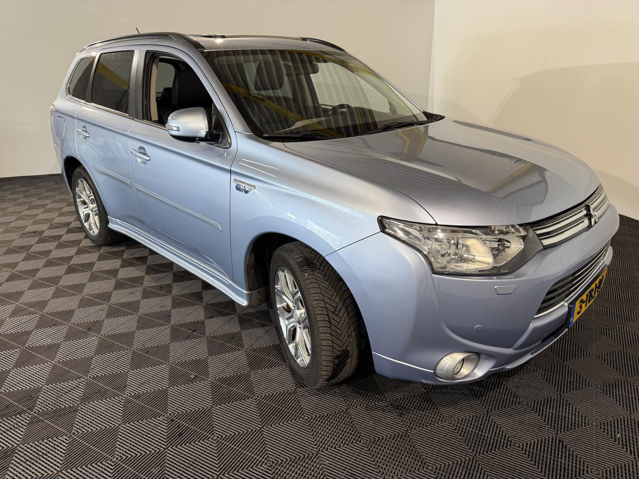 Mitsubishi Outlander 2.0 PHEV Instyle |2013 | 268.145 km | 3-TBJ-10 - SUV/ Geländewagen: das Bild 3 Mitsubishi Outlander 2.0 PHEV Instyle |2013 | 268.145 km | 3-TBJ-10 - SUV/ Geländewagen: das Bild 3