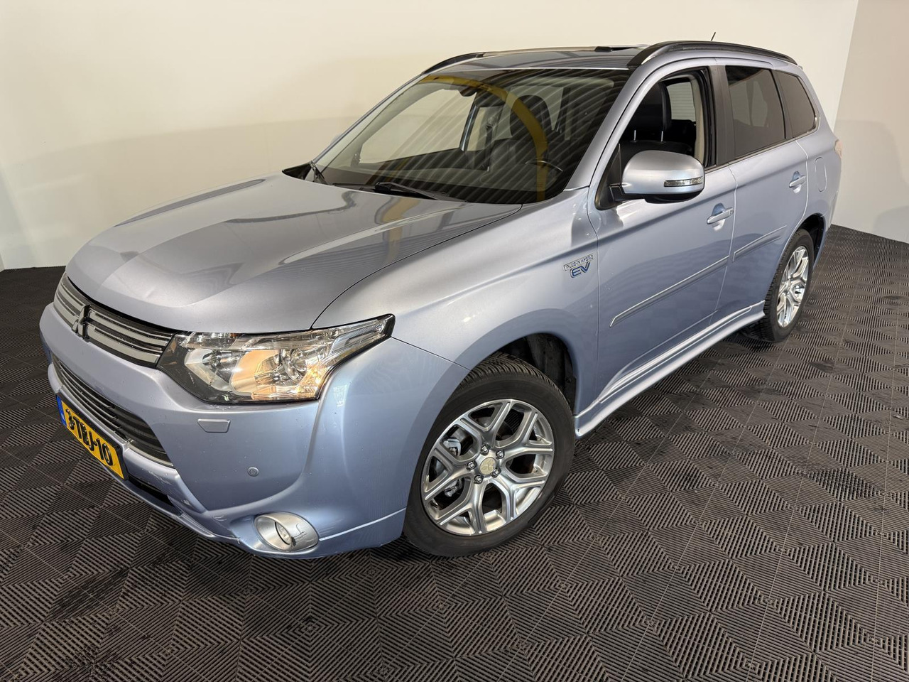 Mitsubishi Outlander 2.0 PHEV Instyle |2013 | 268.145 km | 3-TBJ-10 - SUV/ Geländewagen: das Bild 1 Mitsubishi Outlander 2.0 PHEV Instyle |2013 | 268.145 km | 3-TBJ-10 - SUV/ Geländewagen: das Bild 1