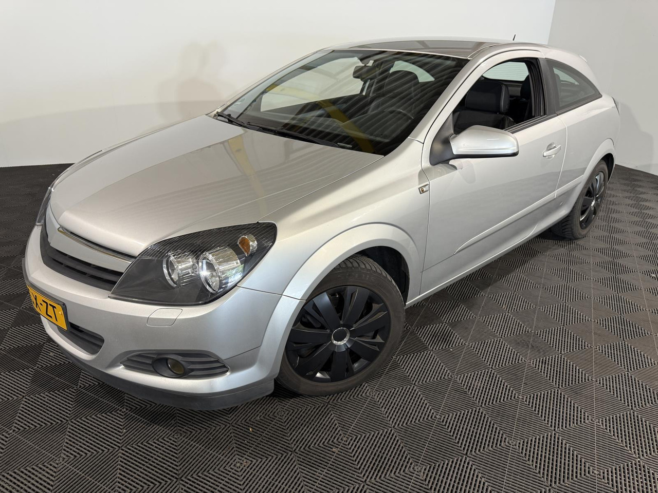 Opel Astra GTC 1.6 Edition | 2006 | 270.729 km | 44-SX-ZT - Schrägheck: das Bild 1 Opel Astra GTC 1.6 Edition | 2006 | 270.729 km | 44-SX-ZT - Schrägheck: das Bild 1