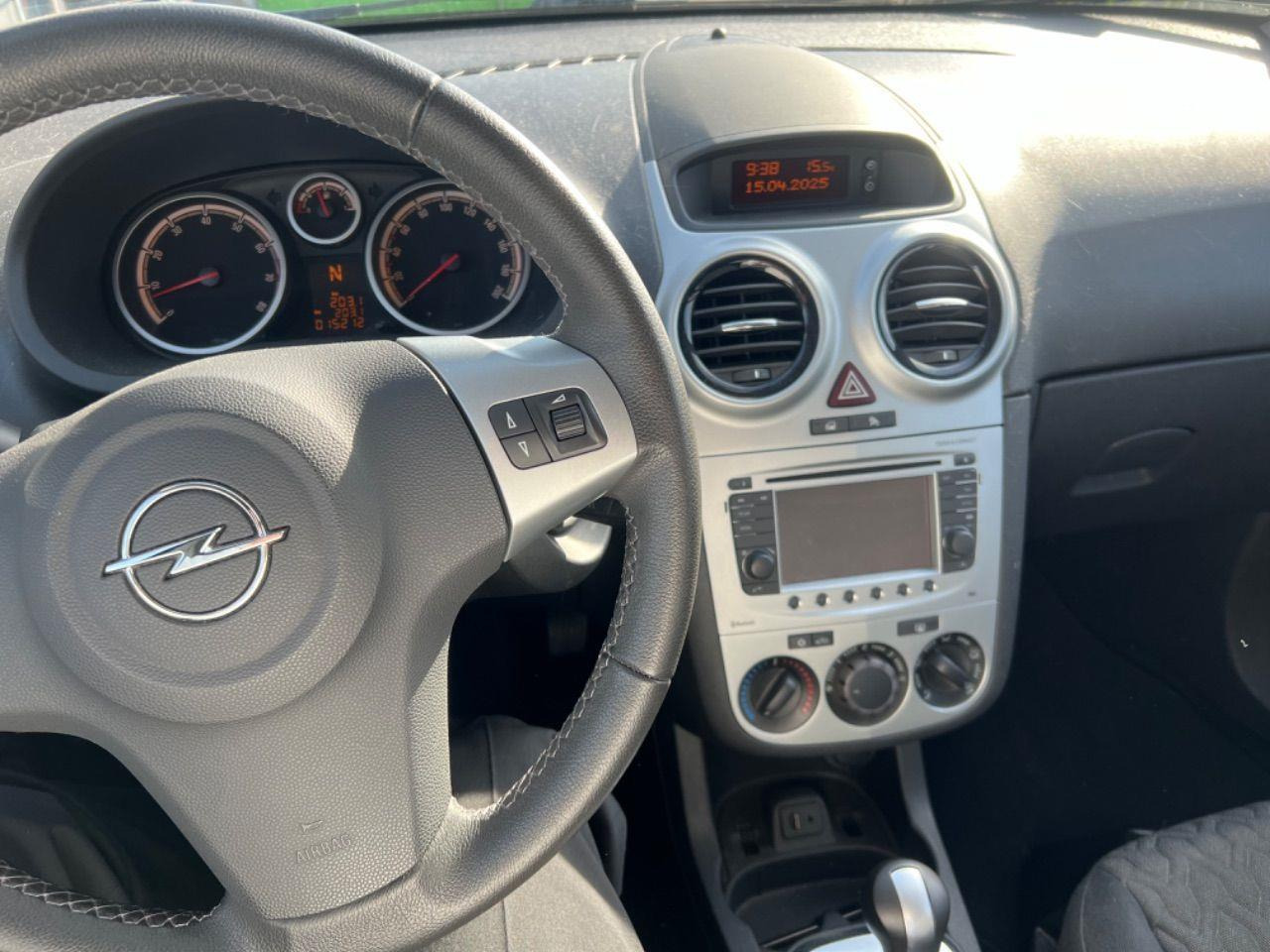 Opel Corsa 1.2 - 16V Design Edition | 2013 | 15.657 km | Automaat | 1KTX05 | NAP: Logisch - Schrägheck: das Bild 5 Opel Corsa 1.2 - 16V Design Edition | 2013 | 15.657 km | Automaat | 1KTX05 | NAP: Logisch - Schrägheck: das Bild 5