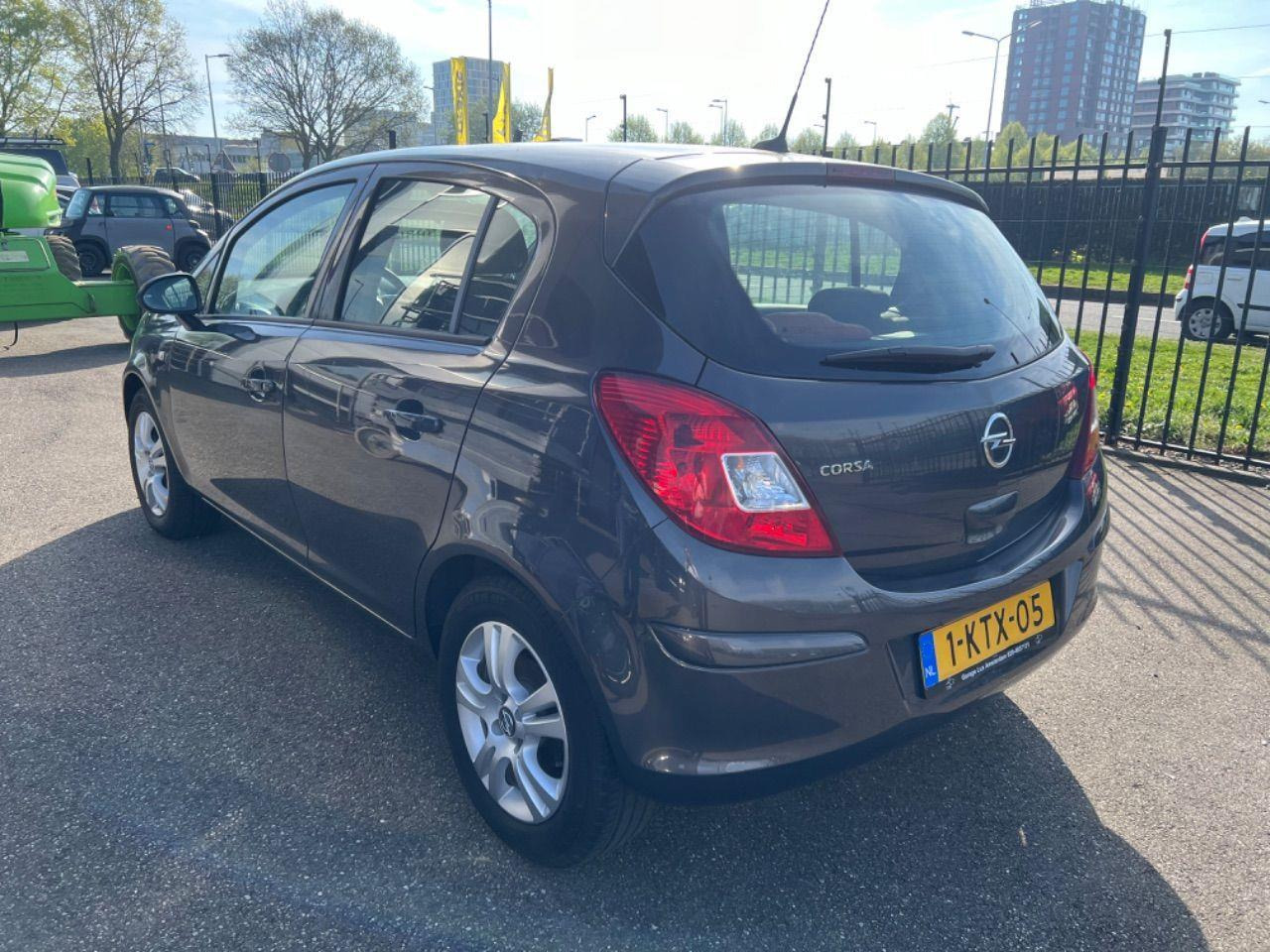 Opel Corsa 1.2 - 16V Design Edition | 2013 | 15.657 km | Automaat | 1KTX05 | NAP: Logisch - Schrägheck: das Bild 3 Opel Corsa 1.2 - 16V Design Edition | 2013 | 15.657 km | Automaat | 1KTX05 | NAP: Logisch - Schrägheck: das Bild 3