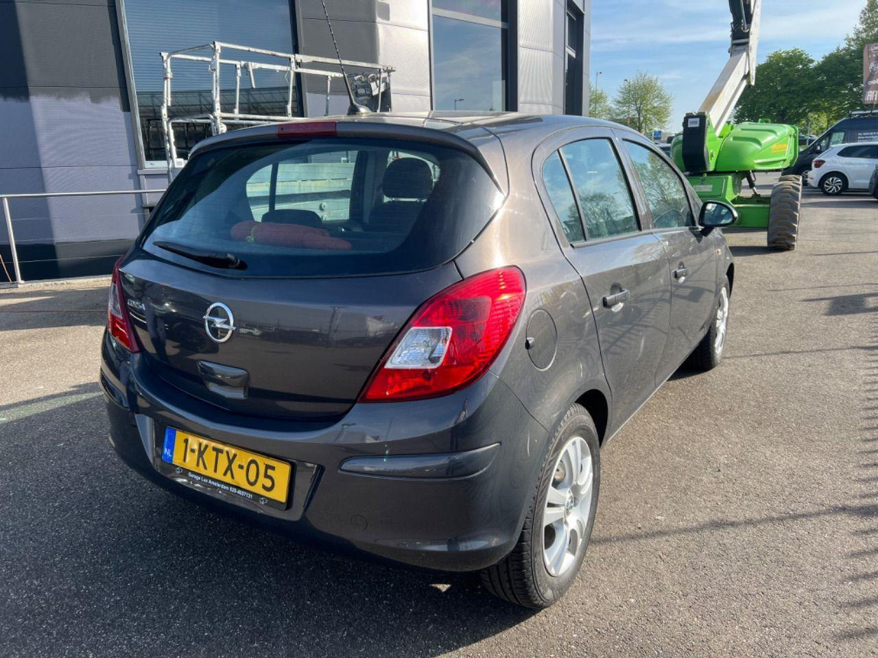 Opel Corsa 1.2 - 16V Design Edition | 2013 | 15.657 km | Automaat | 1KTX05 | NAP: Logisch - Schrägheck: das Bild 4 Opel Corsa 1.2 - 16V Design Edition | 2013 | 15.657 km | Automaat | 1KTX05 | NAP: Logisch - Schrägheck: das Bild 4
