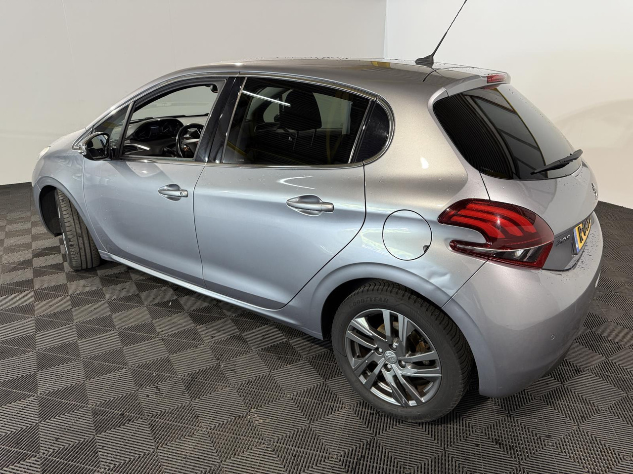 Peugeot | 208 | 1.5 BlueHDi Blue Lease Allure | 2019 | 183.354 km | R049BT | Geen oordeel - Schrägheck: das Bild 3 Peugeot | 208 | 1.5 BlueHDi Blue Lease Allure | 2019 | 183.354 km | R049BT | Geen oordeel - Schrägheck: das Bild 3