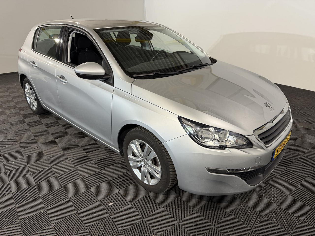 Peugeot | 308 | 1.2 PureTech Active | 2016 | 251.016 km | KV437T | Logisch - Schrägheck: das Bild 5 Peugeot | 308 | 1.2 PureTech Active | 2016 | 251.016 km | KV437T | Logisch - Schrägheck: das Bild 5