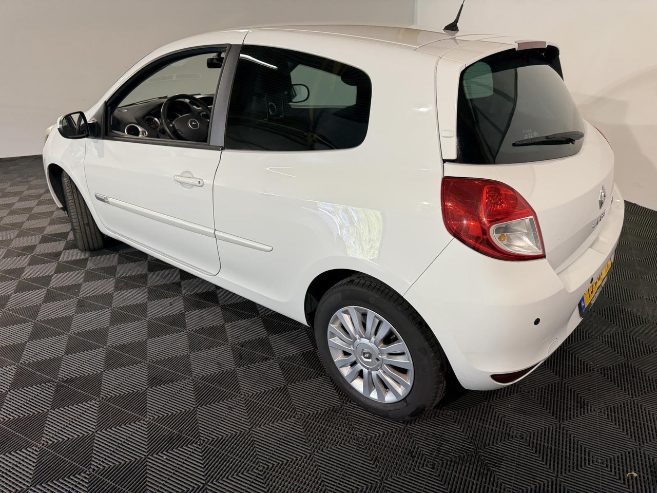 Schrägheck Renault Clio 1.2 TCe Collection | 2012 | 179.266 km | 15-ZDF-9: das Bild 8