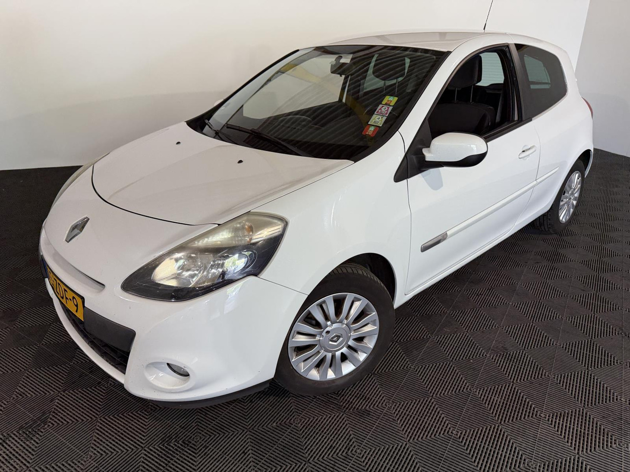 Renault Clio 1.2 TCe Collection | 2012 | 179.266 km | 15-ZDF-9 - Schrägheck: das Bild 1 Renault Clio 1.2 TCe Collection | 2012 | 179.266 km | 15-ZDF-9 - Schrägheck: das Bild 1