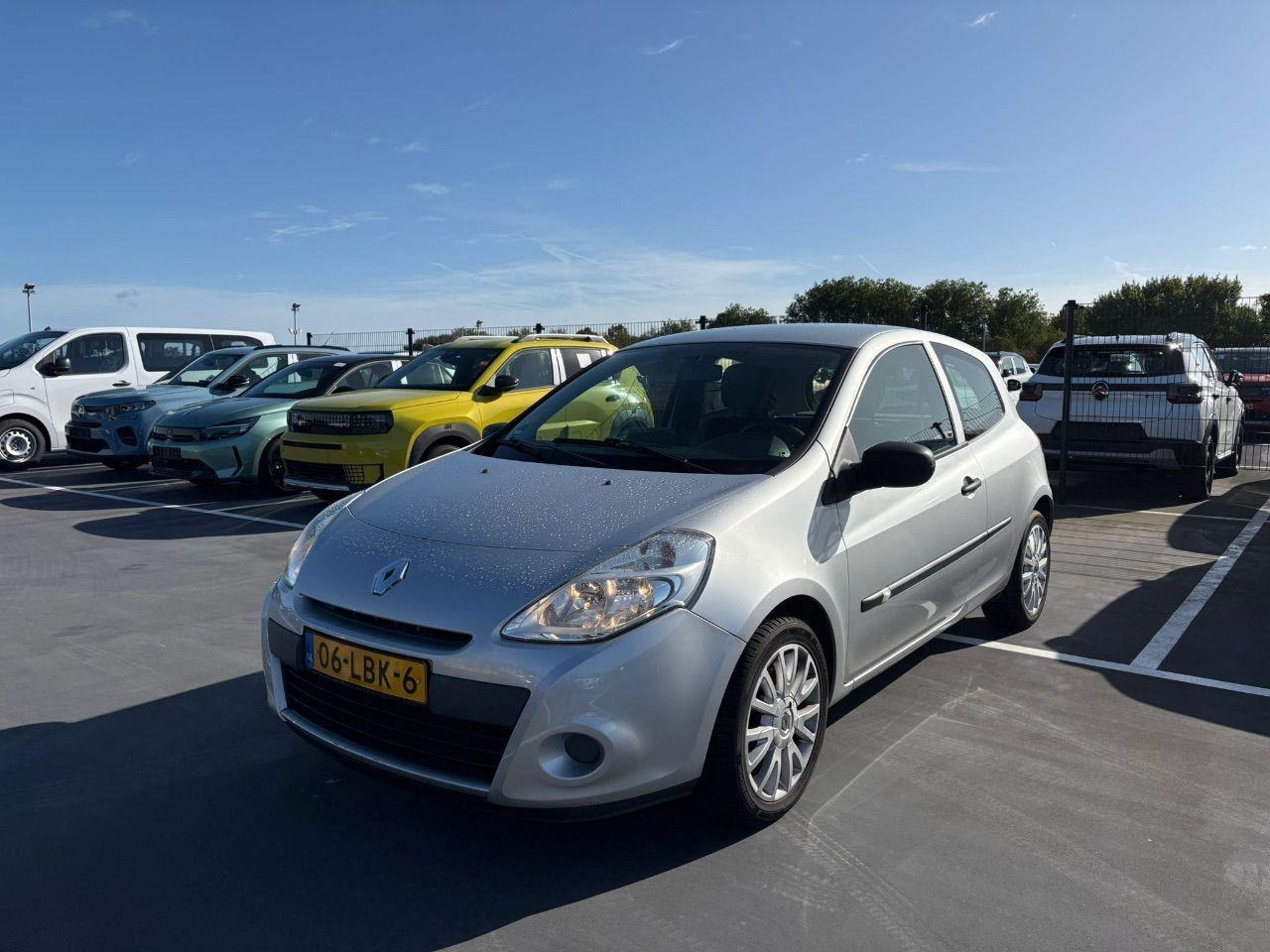 Renault Clio 1.2 TCe Special Line | 2010 | 130.181 km | 06LBK6 | NAP: Logisch - Schrägheck: das Bild 1 Renault Clio 1.2 TCe Special Line | 2010 | 130.181 km | 06LBK6 | NAP: Logisch - Schrägheck: das Bild 1