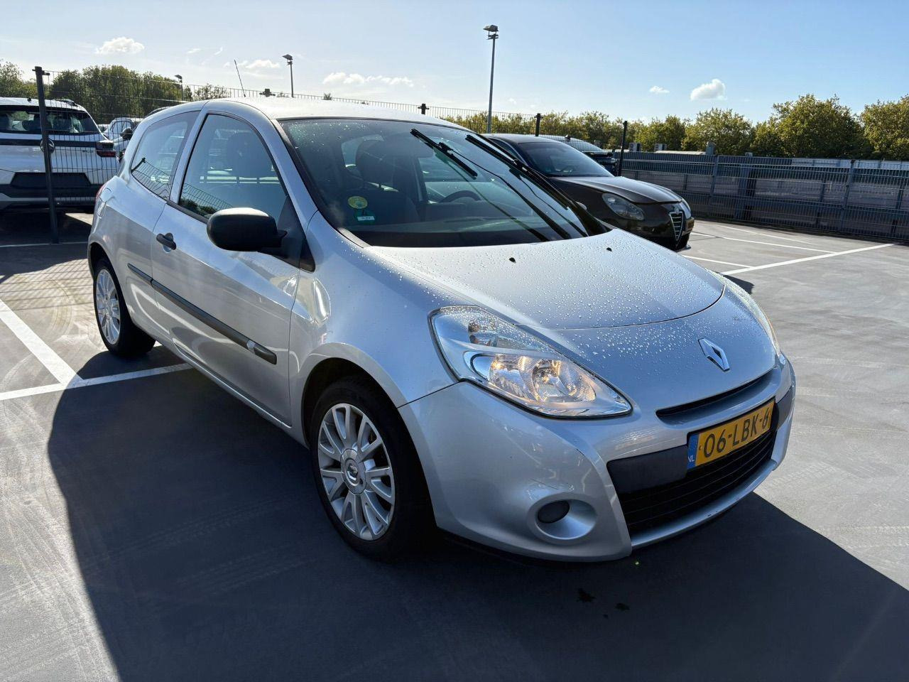 Renault Clio 1.2 TCe Special Line | 2010 | 130.181 km | 06LBK6 | NAP: Logisch - Schrägheck: das Bild 2 Renault Clio 1.2 TCe Special Line | 2010 | 130.181 km | 06LBK6 | NAP: Logisch - Schrägheck: das Bild 2