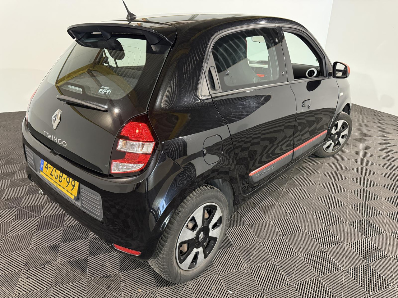 Renault | Twingo | 1.0 SCe Expression | 2015 | 226.056 km | 4ZGB99 | Logisch - Schrägheck: das Bild 4 Renault | Twingo | 1.0 SCe Expression | 2015 | 226.056 km | 4ZGB99 | Logisch - Schrägheck: das Bild 4