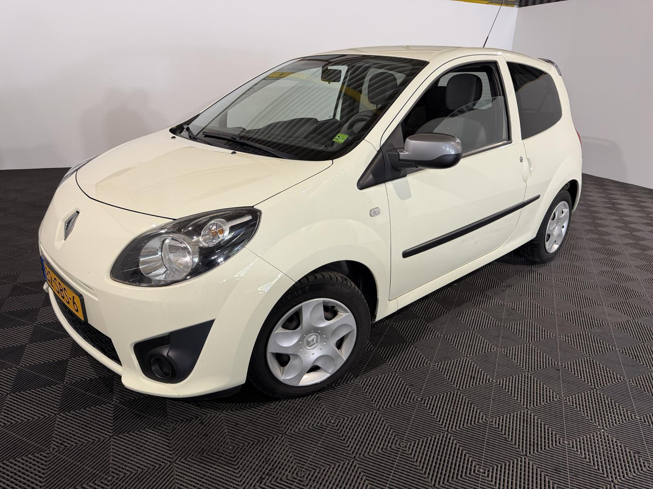 Renault | Twingo | 1.2-16V Collection | 2011 | 193.758 km | 32SBS6 | Logisch - Schrägheck: das Bild 1 Renault | Twingo | 1.2-16V Collection | 2011 | 193.758 km | 32SBS6 | Logisch - Schrägheck: das Bild 1