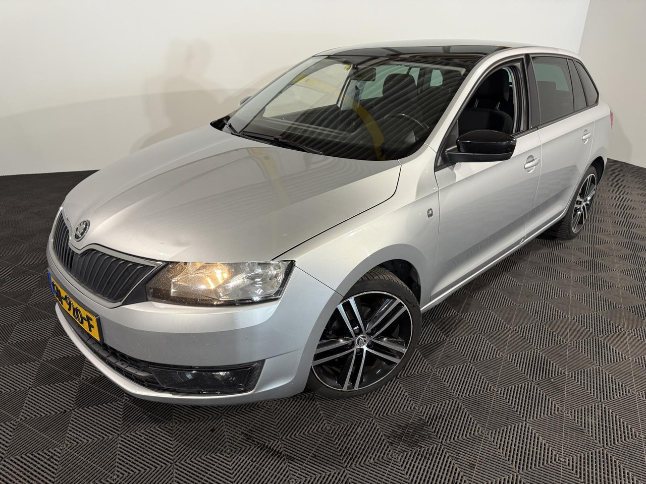 Skoda Rapid Spaceback 1.2 TSI Greentech Ambition Businessline | 2015 | 274.606 km |GH-920-F - Schrägheck: das Bild 1 Skoda Rapid Spaceback 1.2 TSI Greentech Ambition Businessline | 2015 | 274.606 km |GH-920-F - Schrägheck: das Bild 1